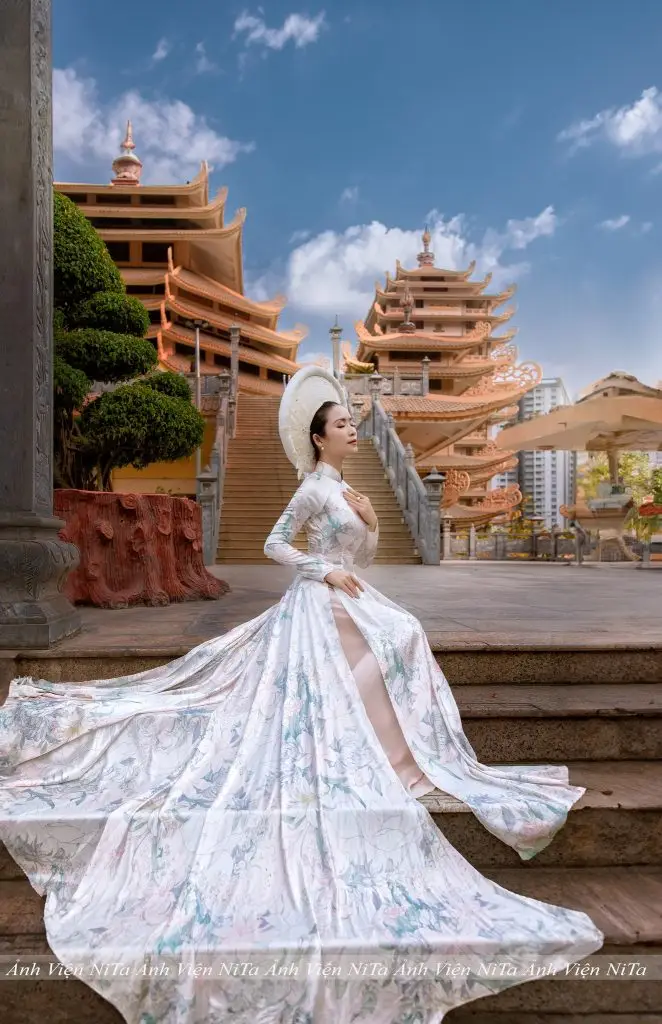 Chụp Ảnh Áo Dài Truyền Thống Tại Pháp Viện Minh Đăng Quang – Quận 2