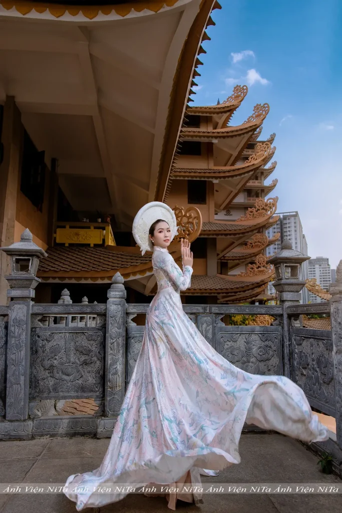 Chụp Ảnh Áo Dài Truyền Thống Tại Pháp Viện Minh Đăng Quang – Quận 2