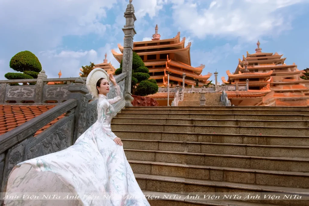 Chụp Ảnh Áo Dài Truyền Thống Tại Pháp Viện Minh Đăng Quang – Quận 2