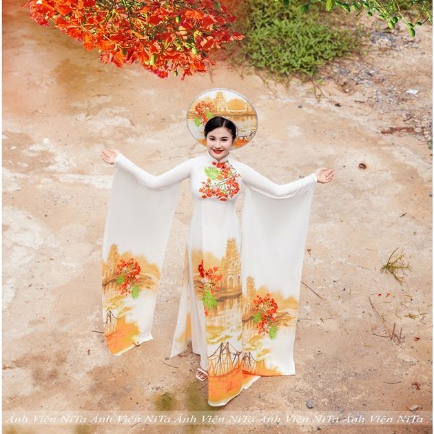 Áo dài truyền thống tà dài cung đình có hoa văn